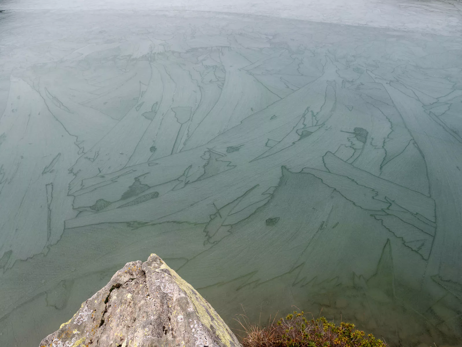 Pittura astratta su ghiaccio, di Natura, Lago di Envie