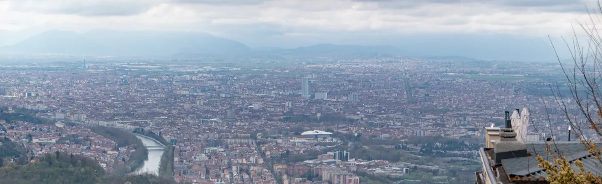 Torino vista dal piazzale di Superga sotto il cielo così così di Pasqua 2024.