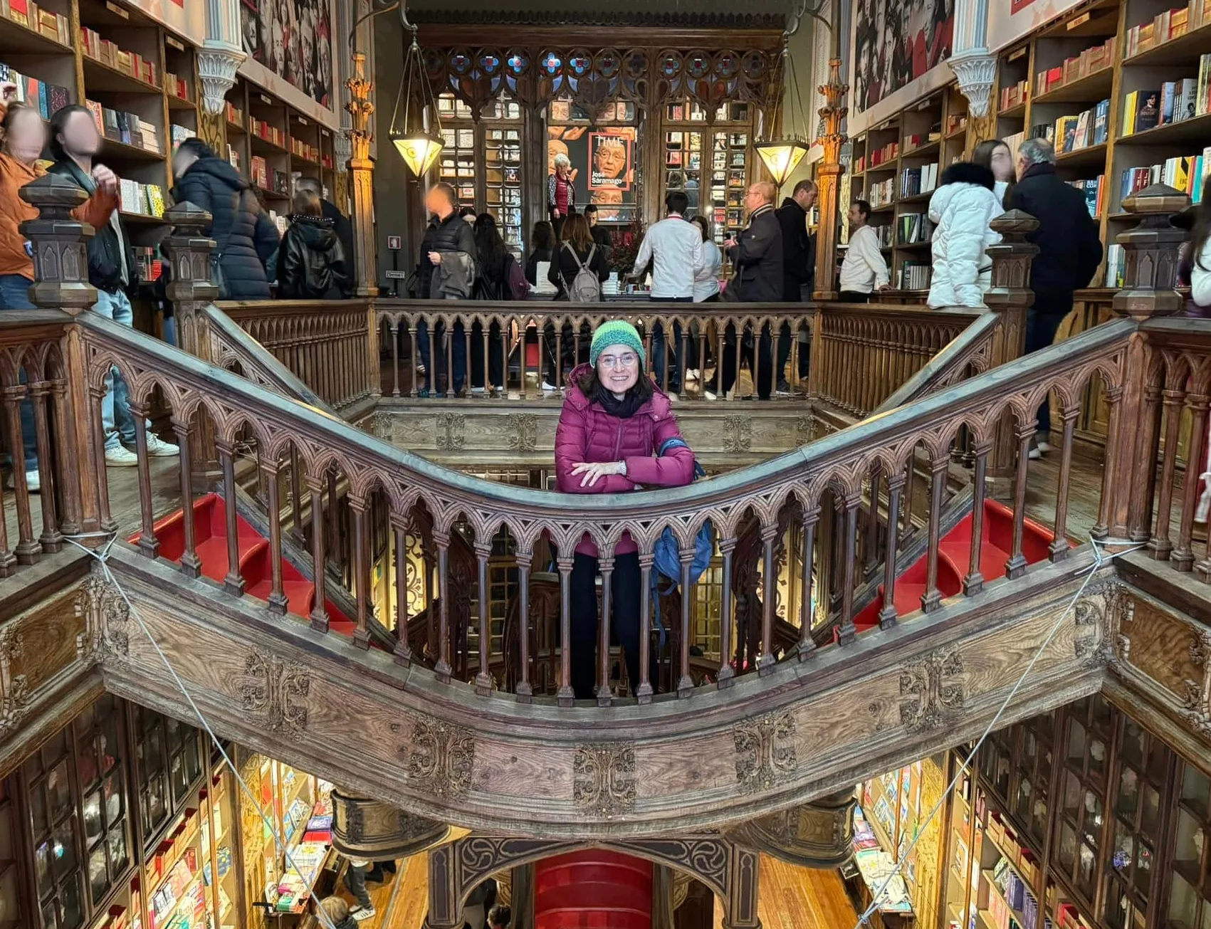 Lucia alla Libreria Lello di Porto , foto di Stefano Oldino.